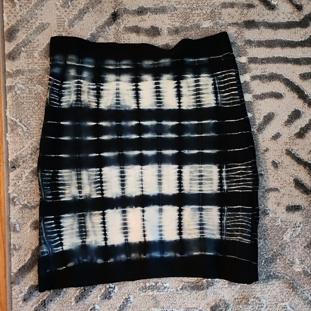 Bcbgmaxazria printed skirt sz small